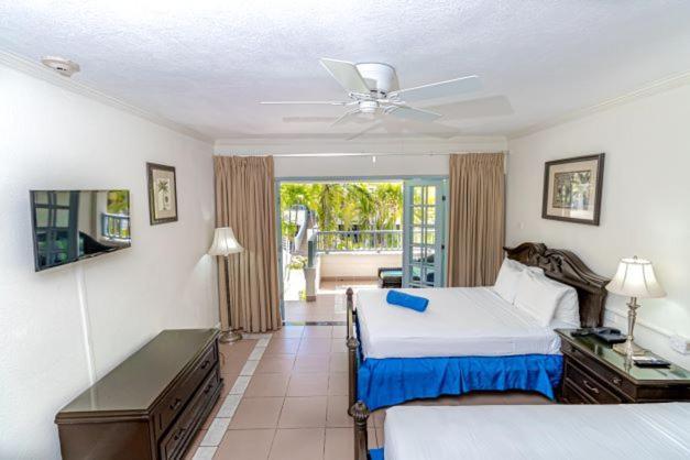 Savannah Beach Club Hotel บริดจ์ทาวน์ ภายนอก รูปภาพ